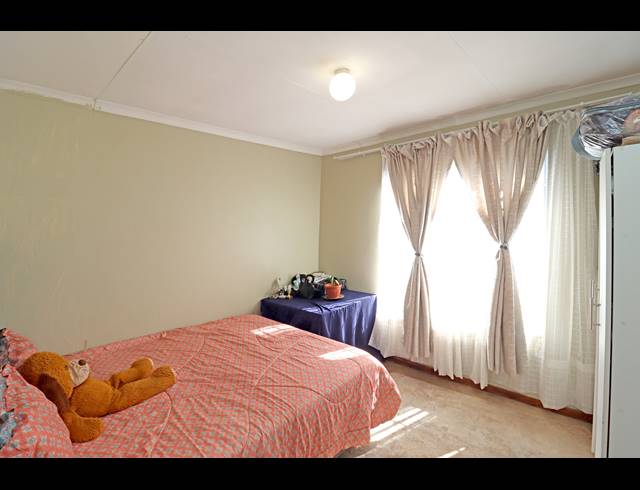 4 BEDROOM HOUSE FOR SALE IN COSMO CITY